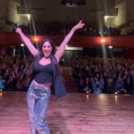 Connie Ballarini Instagram - ROSARIO Que publico maravilloso por favor !!! Me dejaron feliz y de cama 😂😂😂 siiii q noche movidita ayer gente hermosa ! Si, porque si pienso en algo que defina la noche de ayer es MOVIMIENTO… Uds me llevan a moverme de los lugares conocidos y explorar nuevos … Uds me llevan a eso al tomar sus propuestas que surgen en el momento y a dejarnos juntos llevar por el juego … amo y agradezco por estar disponibles a jugar conmigo. Escribo esto y me emociono por las cosas q ocurren en la función Ayer no me expliques cómo pero la magia hizo que de una despedida de soltera saltara a preguntarle a un grupo de amigos a q se dedicaban y había un Striper en el grupo de Jorge y ahí bueh ahí tuvimos el show adentro del show. Gracias Cristian por tu generosidad y tus movimientos pélvicos 😂 ( deslicen y verán video de lo ocurrido ! Ahh y escribí acá cómo contactarte xq ya pegaste varios eventos Dsp de la demostración de ayer !!) Que divertido estuvo!! y no saben lo que aprendo de Uds porque es vértigo al 100% ( x eso será q quede tan manija que hasta las 3 am no me puede dormir ? Puede ser 😂😂😂) Gente Uds hacen que ocurra la magia, Uds con sus ocurrencias, con sus carcajadas especiales 😂, con sus tips como el ‘aguita calentita’, el GEL gritado Dsd un pozo o sus anécdotas… la genia que se tomó el remise para descubrir la infidelidad fue hermoso y por suerte no cagó el show 😂 ❤️ Quien estuvo ayer!? Los leo! Amo leerlos y recordar la noche de ayer 👇🏽 👉🏽Gracias por tanto. Me voy de Rosario feliz. Los amo por siempre y gracias x ser tan especiales 🚨nos volvemos a ver el 14 DE SEPTIEMBRE ( si, ya hay fecha !! Así q agendennnn el encuentro) Producción @standupargentina @matiaspisera @neshis Look 💣 @pazcornu @pazcornuok Hotel 🏨 @mercurerosario Gracias 🎭 @teatromateobooz Pd: aclaración escribí todo este posteo Dsd el auto yendo a Parana para la función de hoy escuchando Ricky Martín y creo q me sensibilizó bocha 😂😂😂🙈🙈🙈