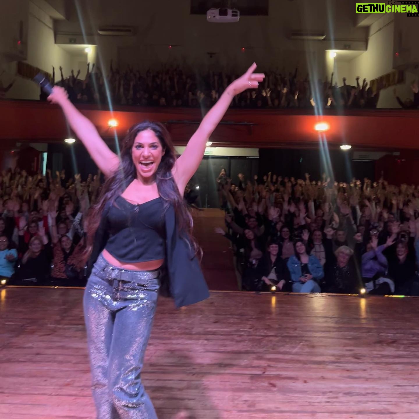Connie Ballarini Instagram - ROSARIO Que publico maravilloso por favor !!! Me dejaron feliz y de cama 😂😂😂 siiii q noche movidita ayer gente hermosa ! Si, porque si pienso en algo que defina la noche de ayer es MOVIMIENTO… Uds me llevan a moverme de los lugares conocidos y explorar nuevos … Uds me llevan a eso al tomar sus propuestas que surgen en el momento y a dejarnos juntos llevar por el juego … amo y agradezco por estar disponibles a jugar conmigo. Escribo esto y me emociono por las cosas q ocurren en la función Ayer no me expliques cómo pero la magia hizo que de una despedida de soltera saltara a preguntarle a un grupo de amigos a q se dedicaban y había un Striper en el grupo de Jorge y ahí bueh ahí tuvimos el show adentro del show. Gracias Cristian por tu generosidad y tus movimientos pélvicos 😂 ( deslicen y verán video de lo ocurrido ! Ahh y escribí acá cómo contactarte xq ya pegaste varios eventos Dsp de la demostración de ayer !!) Que divertido estuvo!! y no saben lo que aprendo de Uds porque es vértigo al 100% ( x eso será q quede tan manija que hasta las 3 am no me puede dormir ? Puede ser 😂😂😂) Gente Uds hacen que ocurra la magia, Uds con sus ocurrencias, con sus carcajadas especiales 😂, con sus tips como el ‘aguita calentita’, el GEL gritado Dsd un pozo o sus anécdotas… la genia que se tomó el remise para descubrir la infidelidad fue hermoso y por suerte no cagó el show 😂 ❤️ Quien estuvo ayer!? Los leo! Amo leerlos y recordar la noche de ayer 👇🏽 👉🏽Gracias por tanto. Me voy de Rosario feliz. Los amo por siempre y gracias x ser tan especiales 🚨nos volvemos a ver el 14 DE SEPTIEMBRE ( si, ya hay fecha !! Así q agendennnn el encuentro) Producción @standupargentina @matiaspisera @neshis Look 💣 @pazcornu @pazcornuok Hotel 🏨 @mercurerosario Gracias 🎭 @teatromateobooz Pd: aclaración escribí todo este posteo Dsd el auto yendo a Parana para la función de hoy escuchando Ricky Martín y creo q me sensibilizó bocha 😂😂😂🙈🙈🙈