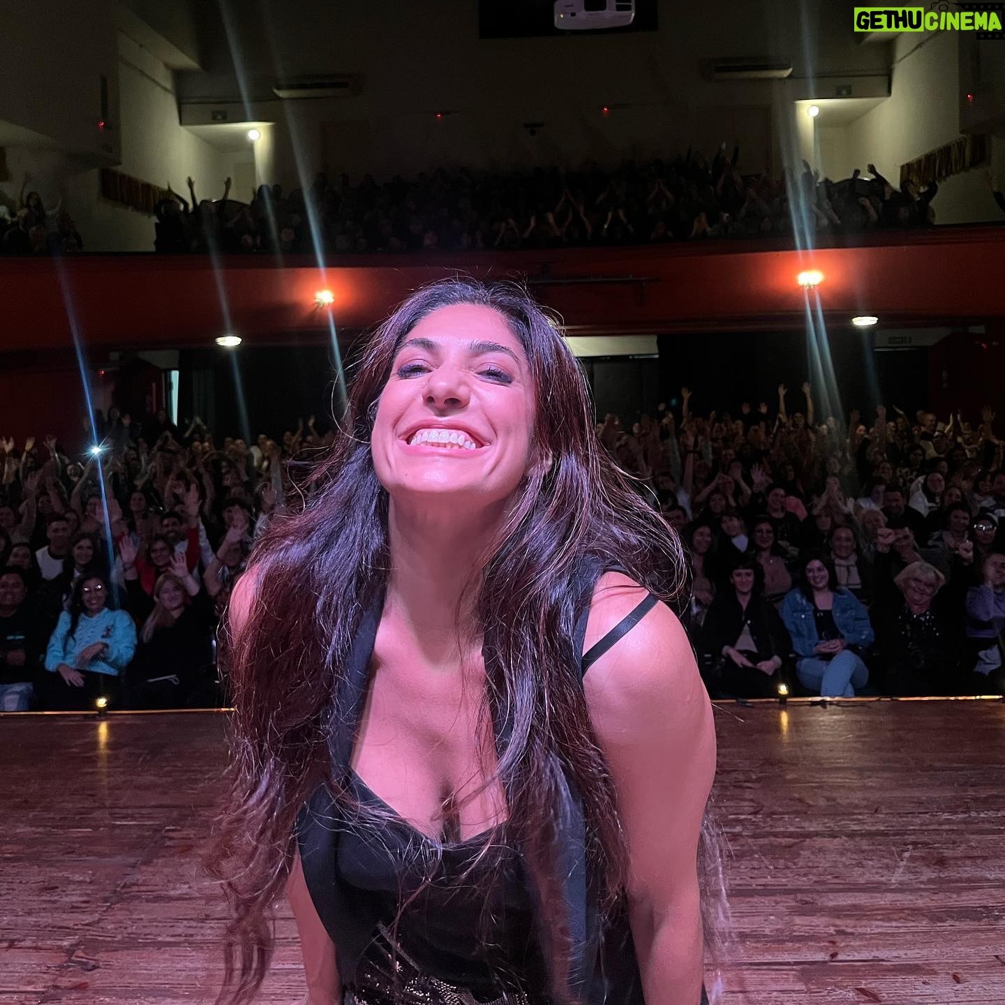 Connie Ballarini Instagram - ROSARIO Que publico maravilloso por favor !!! Me dejaron feliz y de cama 😂😂😂 siiii q noche movidita ayer gente hermosa ! Si, porque si pienso en algo que defina la noche de ayer es MOVIMIENTO… Uds me llevan a moverme de los lugares conocidos y explorar nuevos … Uds me llevan a eso al tomar sus propuestas que surgen en el momento y a dejarnos juntos llevar por el juego … amo y agradezco por estar disponibles a jugar conmigo. Escribo esto y me emociono por las cosas q ocurren en la función Ayer no me expliques cómo pero la magia hizo que de una despedida de soltera saltara a preguntarle a un grupo de amigos a q se dedicaban y había un Striper en el grupo de Jorge y ahí bueh ahí tuvimos el show adentro del show. Gracias Cristian por tu generosidad y tus movimientos pélvicos 😂 ( deslicen y verán video de lo ocurrido ! Ahh y escribí acá cómo contactarte xq ya pegaste varios eventos Dsp de la demostración de ayer !!) Que divertido estuvo!! y no saben lo que aprendo de Uds porque es vértigo al 100% ( x eso será q quede tan manija que hasta las 3 am no me puede dormir ? Puede ser 😂😂😂) Gente Uds hacen que ocurra la magia, Uds con sus ocurrencias, con sus carcajadas especiales 😂, con sus tips como el ‘aguita calentita’, el GEL gritado Dsd un pozo o sus anécdotas… la genia que se tomó el remise para descubrir la infidelidad fue hermoso y por suerte no cagó el show 😂 ❤️ Quien estuvo ayer!? Los leo! Amo leerlos y recordar la noche de ayer 👇🏽 👉🏽Gracias por tanto. Me voy de Rosario feliz. Los amo por siempre y gracias x ser tan especiales 🚨nos volvemos a ver el 14 DE SEPTIEMBRE ( si, ya hay fecha !! Así q agendennnn el encuentro) Producción @standupargentina @matiaspisera @neshis Look 💣 @pazcornu @pazcornuok Hotel 🏨 @mercurerosario Gracias 🎭 @teatromateobooz Pd: aclaración escribí todo este posteo Dsd el auto yendo a Parana para la función de hoy escuchando Ricky Martín y creo q me sensibilizó bocha 😂😂😂🙈🙈🙈