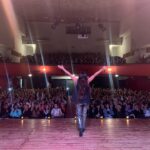 Connie Ballarini Instagram - ROSARIO Que publico maravilloso por favor !!! Me dejaron feliz y de cama 😂😂😂 siiii q noche movidita ayer gente hermosa ! Si, porque si pienso en algo que defina la noche de ayer es MOVIMIENTO… Uds me llevan a moverme de los lugares conocidos y explorar nuevos … Uds me llevan a eso al tomar sus propuestas que surgen en el momento y a dejarnos juntos llevar por el juego … amo y agradezco por estar disponibles a jugar conmigo. Escribo esto y me emociono por las cosas q ocurren en la función Ayer no me expliques cómo pero la magia hizo que de una despedida de soltera saltara a preguntarle a un grupo de amigos a q se dedicaban y había un Striper en el grupo de Jorge y ahí bueh ahí tuvimos el show adentro del show. Gracias Cristian por tu generosidad y tus movimientos pélvicos 😂 ( deslicen y verán video de lo ocurrido ! Ahh y escribí acá cómo contactarte xq ya pegaste varios eventos Dsp de la demostración de ayer !!) Que divertido estuvo!! y no saben lo que aprendo de Uds porque es vértigo al 100% ( x eso será q quede tan manija que hasta las 3 am no me puede dormir ? Puede ser 😂😂😂) Gente Uds hacen que ocurra la magia, Uds con sus ocurrencias, con sus carcajadas especiales 😂, con sus tips como el ‘aguita calentita’, el GEL gritado Dsd un pozo o sus anécdotas… la genia que se tomó el remise para descubrir la infidelidad fue hermoso y por suerte no cagó el show 😂 ❤️ Quien estuvo ayer!? Los leo! Amo leerlos y recordar la noche de ayer 👇🏽 👉🏽Gracias por tanto. Me voy de Rosario feliz. Los amo por siempre y gracias x ser tan especiales 🚨nos volvemos a ver el 14 DE SEPTIEMBRE ( si, ya hay fecha !! Así q agendennnn el encuentro) Producción @standupargentina @matiaspisera @neshis Look 💣 @pazcornu @pazcornuok Hotel 🏨 @mercurerosario Gracias 🎭 @teatromateobooz Pd: aclaración escribí todo este posteo Dsd el auto yendo a Parana para la función de hoy escuchando Ricky Martín y creo q me sensibilizó bocha 😂😂😂🙈🙈🙈