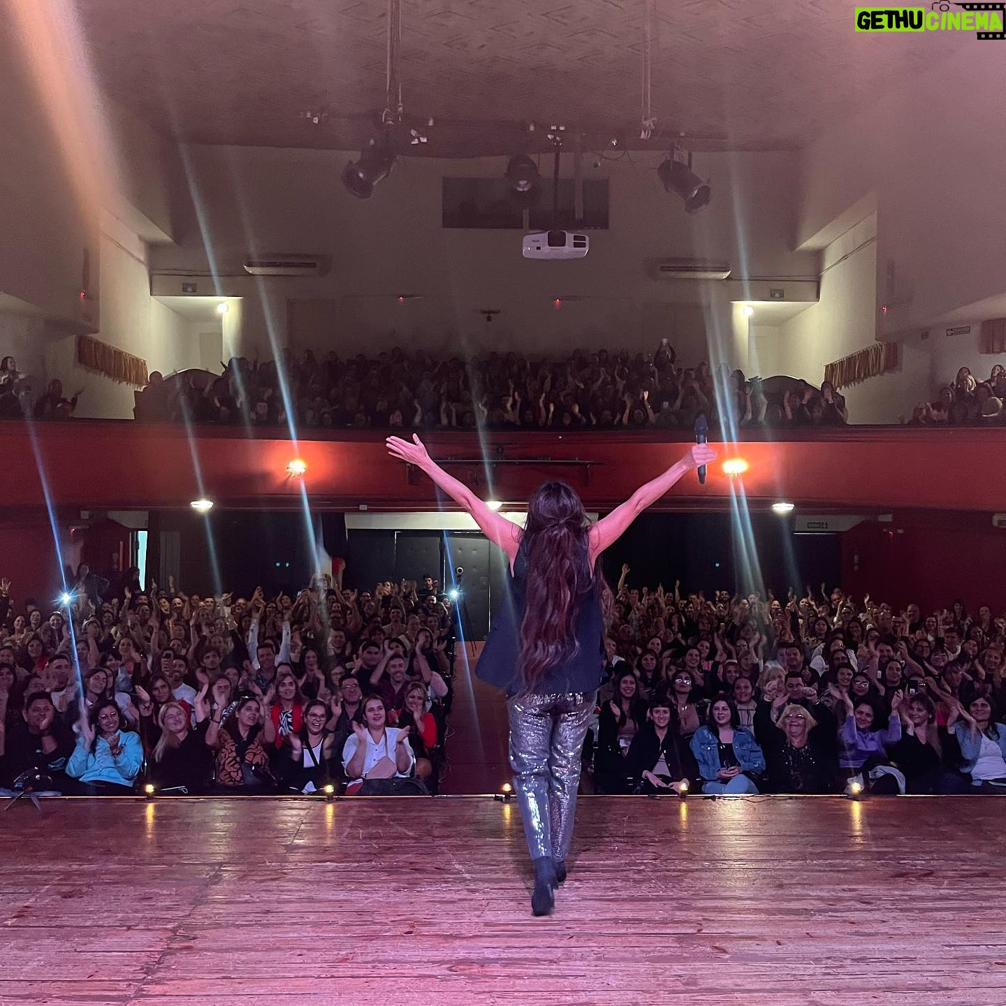 Connie Ballarini Instagram - ROSARIO Que publico maravilloso por favor !!! Me dejaron feliz y de cama 😂😂😂 siiii q noche movidita ayer gente hermosa ! Si, porque si pienso en algo que defina la noche de ayer es MOVIMIENTO… Uds me llevan a moverme de los lugares conocidos y explorar nuevos … Uds me llevan a eso al tomar sus propuestas que surgen en el momento y a dejarnos juntos llevar por el juego … amo y agradezco por estar disponibles a jugar conmigo. Escribo esto y me emociono por las cosas q ocurren en la función Ayer no me expliques cómo pero la magia hizo que de una despedida de soltera saltara a preguntarle a un grupo de amigos a q se dedicaban y había un Striper en el grupo de Jorge y ahí bueh ahí tuvimos el show adentro del show. Gracias Cristian por tu generosidad y tus movimientos pélvicos 😂 ( deslicen y verán video de lo ocurrido ! Ahh y escribí acá cómo contactarte xq ya pegaste varios eventos Dsp de la demostración de ayer !!) Que divertido estuvo!! y no saben lo que aprendo de Uds porque es vértigo al 100% ( x eso será q quede tan manija que hasta las 3 am no me puede dormir ? Puede ser 😂😂😂) Gente Uds hacen que ocurra la magia, Uds con sus ocurrencias, con sus carcajadas especiales 😂, con sus tips como el ‘aguita calentita’, el GEL gritado Dsd un pozo o sus anécdotas… la genia que se tomó el remise para descubrir la infidelidad fue hermoso y por suerte no cagó el show 😂 ❤️ Quien estuvo ayer!? Los leo! Amo leerlos y recordar la noche de ayer 👇🏽 👉🏽Gracias por tanto. Me voy de Rosario feliz. Los amo por siempre y gracias x ser tan especiales 🚨nos volvemos a ver el 14 DE SEPTIEMBRE ( si, ya hay fecha !! Así q agendennnn el encuentro) Producción @standupargentina @matiaspisera @neshis Look 💣 @pazcornu @pazcornuok Hotel 🏨 @mercurerosario Gracias 🎭 @teatromateobooz Pd: aclaración escribí todo este posteo Dsd el auto yendo a Parana para la función de hoy escuchando Ricky Martín y creo q me sensibilizó bocha 😂😂😂🙈🙈🙈