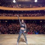 Connie Ballarini Instagram - MAIPO ❤️ Cada día la paso mejor, lo que se genera en cada función realmente es inexplicable, tenes que estar ahí, tenes que vivirlo… y solo quedan dos fechitas más de este ciclo hermoso que empezó siendo solo marzo y abril y lo extendimos dos fechas de Mayo xq se armó algo hermoso… Queda solo 8 y 15 de Mayo y casi están agotadas, no cuelgues en sacar las últimas entradas! Gracias a la gente de ayer que fue, por favor lo divertido que estuvo … ojo con los brackets, si te invitan a una fiesta de disfraces y va una vestida de 🐝 no es una fiesta tan naif como pensabas 😂😂 y recuerden …. a este grupo hermoso que se armó ayer no le gusta MAR CHIQUITA y menos en DICIEMBRE 😂 Los amo! Gracias gracias gracias 🙏🏼 me hicieron muy feliz. Si estuviste ayer en la función comenta que los leo y me encanta ❤️ Producción @standupargentina @matiaspisera @pablouchaolmedo @jeremy_lp1 Look @pazcornu @pazcornuok Nos vemos el 8 y 15 de Mayo. Últimas 2 funciones de este ciclo hermoso en el @teatromaipo