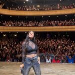 Connie Ballarini Instagram - MAIPO ❤️ Cada día la paso mejor, lo que se genera en cada función realmente es inexplicable, tenes que estar ahí, tenes que vivirlo… y solo quedan dos fechitas más de este ciclo hermoso que empezó siendo solo marzo y abril y lo extendimos dos fechas de Mayo xq se armó algo hermoso… Queda solo 8 y 15 de Mayo y casi están agotadas, no cuelgues en sacar las últimas entradas! Gracias a la gente de ayer que fue, por favor lo divertido que estuvo … ojo con los brackets, si te invitan a una fiesta de disfraces y va una vestida de 🐝 no es una fiesta tan naif como pensabas 😂😂 y recuerden …. a este grupo hermoso que se armó ayer no le gusta MAR CHIQUITA y menos en DICIEMBRE 😂 Los amo! Gracias gracias gracias 🙏🏼 me hicieron muy feliz. Si estuviste ayer en la función comenta que los leo y me encanta ❤️ Producción @standupargentina @matiaspisera @pablouchaolmedo @jeremy_lp1 Look @pazcornu @pazcornuok Nos vemos el 8 y 15 de Mayo. Últimas 2 funciones de este ciclo hermoso en el @teatromaipo