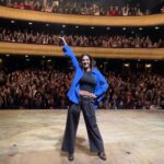 Connie Ballarini Instagram - MAIPO 🙌🏽❤️ Ay ay ay se va terminando este ciclo hermoso de LOS MIÉRCOLES en el @teatromaipo y a mi me agarra una cositaaaaa xq es magia pura lo que sucede con Uds ahí Nos queda el miércoles que viene, último de este ciclo pero que en breve se va a repetir xq Uds hicieron q sea un ÉXITO! Gracias a toda la gente hermosa q vino ayer, no sé si alguna se fue a peregrinar con la chica de la primera fila 😂 Gracias a los tips alguna va a meter un caño en el medio de la casa y gracias a la chica q vino con el novio con trofeo 🏆 incorporado a mostrarlo a la función 😂🙈 Recuerden hacerse amigos del encargado y nunca ponerse en garantía ( menos a un novio ) Y si alguien descubrió cuál era el fútbolista que me lo mande x privado porque me toy volviendo loca googleando futbol Milán 3meses Los amo un montón Nos vemos el miércoles que viene en la última función de este ciclo ! - no quiero decir mucho, pero en JuLio me pareeeeeeceeeeeeeee q hacemos otro Maipo ! Estén atentos! 👉🏽 🎥. Deslicen y vean la coreo de Emilia dsd dos planos distintos… la 2da con cámara ‘en mano’ literal es ESPECTACULAR 😂 Producción 👾 @standupargentina @matiaspisera @neshis @pablouchaolmedo Look 💣 camisa @haeder.club Top @somos_rad Pantalon : mío 👉🏽Entradas e info de mis funciones en www.connieballarini.com.ar