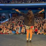 Connie Ballarini Instagram – MDQ 
Me dejaron cul0 p arriba’ !! 

Ayer fue realmente una noche demasiado especial para mi carrera como comediante y obviamente para mi vida… 
Fue la primera vez que actuaba para tanta gente sola. Casi 1000 personas hermosas, eufóricas y con ganas de divertirse me estaban ahí esperándome 
No saben las cosas que pasaban por mi cuerpito en el camarín esperando y ni te cuento arriba del escenario. Felicidad, asombro, adrenalina, agradecimiento y sobre todo un cagaso fuerte fuerte – podré con todo esto? estoy a la altura de todo lo q me está pasando? 
Mi deseo como siempre tan sencillo y difícil a la vez: que se diviertan y que por una hora y media puedan olvidarse de todo y se rían sin parar 
Ojalá lo haya logrado, ojalá se hayan ido con la misma sensación en el cuerpo con la que me fui yo.  Me fui feliz. Me dieron demasiado, sigo emocionada y agradecida por tanto. Ojalá les haya dado todo lo que Uds me dieron a mi .  Una noche que nunca olvidaré en mi vida 
Les amo con mi ❤️. Gracias MDQ, me dejaron tan manija que estaba para ir a bailar al terreno baldío que es hoy Sobremonte 
C

 Pd: 🚫HACER  ZOOM EN LA FOTO 

Produce @standupargentina @matiaspisera 
Teatro @centrodeartemdp 
Gracias @hotelsparepublica por alojarnos 

Look 
Short @pazcornu 
Saco @harveywillys 
Zapatos @studio_cabu