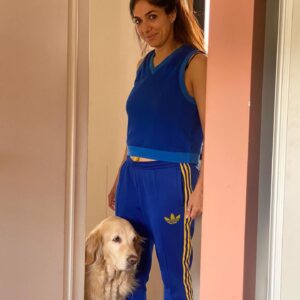 Connie Ballarini Instagram - Hoy es el día del animal …
❤️India- Troya- Egipto ❤️
celebro y agradezco tenerlos en mi vida… ellos hacen que mi vida sea más hermosa, ellos logran abstraerme del mundo, logran cambiarme la energía, sacarme sonrisas en días tristes, lograron despertar en mi un amor que no sabía q existía y tenerlos cerquita me genera una paz increíble 
Amo buscar fotos de ellos y q difícil hacer selección xq tengo tantas y son tan bellos mis hijas/o… 

Aprovecho para contarles cómo llegaron a mi vida:
India… apareció en un momento muy particular de mi vida. A mi no se me cruzaba por la cabeza tener un perro, pero mi pareja de ese momento quería un perro y Justo la hermana de una amiga de mi cuñada no podía tener más a India xq viajaba mucho… Me dio con año y medio… y al mes de llegar a casa me separo de ese novio. Quedamos solas y fue ( y es ) todo para mi. Ella me enseño a maternar, ella me hizo mamá. Había tenido otros perros pero eran ‘los perros de la familia’, ella era mi familia. Lo que la amo no lo puedo explicar. 
📸 les comparto una formo hermosa q me sacó Nahuel un amigo fotógrafo cuando era chiquita y como siempre tan fotogénica ella no podes ni sacarle fotos  y otra foto de su primera vez, miren esa cara de placer mientras le están choponeando de lo lindo 😂
📹 Un video de sus primeras salidas siempre caprichosa y eso hace q la ame más! Ahí paseando conmigo y su tia @monicatepfer 
Otro video de cuando @fedesimonetti la llevo a conocer el mar. Ay me mata de amor como se aman y amo q lo ame mas a Fede q a mi 😂 

TROYA 
La perra más buena y dulce que conozco y cagona tb… el miedo q le tiene a la lluvia por favor ! Amo lo distinta q es a India 
Ella era la perra de mi mamá y pasaba mucho tiempo en la casa de mi abuela con las señoras q la cuidaban. En un viaje de mi vieja me la quedé, le hice chequeos c mi veterinaria Lau q amo… de @veterinaria.manoba nos dimos cuenta de casualidad que tenia un tumor, se lo sacamos a tiempo y x suerte esta todo bien.  Nos dimos cuenta que ella acá estaba acompañada con otros animalitos q eso le hacía bien y que encontró en nosotros una familia. Así que pensando en lo mejor p ella se quedó en casa 🏠. 
Sigue abajo en comentarios 👇🏽