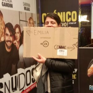 Connie Ballarini Instagram - MDQ 
Me dejaron cul0 p arriba’ !! 

Ayer fue realmente una noche demasiado especial para mi carrera como comediante y obviamente para mi vida… 
Fue la primera vez que actuaba para tanta gente sola. Casi 1000 personas hermosas, eufóricas y con ganas de divertirse me estaban ahí esperándome 
No saben las cosas que pasaban por mi cuerpito en el camarín esperando y ni te cuento arriba del escenario. Felicidad, asombro, adrenalina, agradecimiento y sobre todo un cagaso fuerte fuerte - podré con todo esto? estoy a la altura de todo lo q me está pasando? 
Mi deseo como siempre tan sencillo y difícil a la vez: que se diviertan y que por una hora y media puedan olvidarse de todo y se rían sin parar 
Ojalá lo haya logrado, ojalá se hayan ido con la misma sensación en el cuerpo con la que me fui yo.  Me fui feliz. Me dieron demasiado, sigo emocionada y agradecida por tanto. Ojalá les haya dado todo lo que Uds me dieron a mi .  Una noche que nunca olvidaré en mi vida 
Les amo con mi ❤️. Gracias MDQ, me dejaron tan manija que estaba para ir a bailar al terreno baldío que es hoy Sobremonte 
C

 Pd: 🚫HACER  ZOOM EN LA FOTO 

Produce @standupargentina @matiaspisera 
Teatro @centrodeartemdp 
Gracias @hotelsparepublica por alojarnos 

Look 
Short @pazcornu 
Saco @harveywillys 
Zapatos @studio_cabu