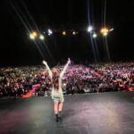 Connie Ballarini Instagram - TIGRE QUE LOCURAAAAAAAA POR FAVOR!! 2 funciones Agotadas, casi 2000 personas vinieron ayer a jugar conmigo… el nivel de felicidad y de extasis en mi cuerpo Dsp de ambas funciones no me dejaba conciliar el sueño… hablame de quedar manija 😂😂😂. Es que encima fueron dos funciones tan increíblemente divertidas con todos los condimentos para una noche inolvidable…. Consejos sobre lubricanes con Banda de sonido en la anécdota incluida .. 🥛, una lista hermosa de precios 🤑de servicios 🔥y promo de P3T3 😂🙈, cómo contratar al negro de Wapp para una noche, el ahora famoso ‘cul0, 🪵 ‘ q no olvidaremos jamás… ah y como broche de oro un chusmerio hermoso que va a quedar entre los que estuvimos ahí ayer q hizo q en un momento el show se convirtiera en Intrusos en el Espectáculo 😂. Realmente eso fue un gol de media cancha 😉 🤭 Los amo muchísimo, me divertí como loca y estoy eternamente agradecida por la noche inolvidable que hicimos ayer. Fueron lo máximo! Producción @standupargentina @matiaspisera @neshis y Tuki Looks 💣 @pazcornu @pazcornuok 🚨 Hoy hay nueva charlita con el público en mi canal de YouTube a las 19hs 🎭 Fechas de mis funciones y entradas en mi página www.connieballarini.com.ar