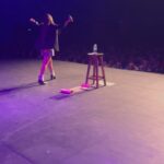 Connie Ballarini Instagram – MDQ 
Me dejaron cul0 p arriba’ !! 

Ayer fue realmente una noche demasiado especial para mi carrera como comediante y obviamente para mi vida… 
Fue la primera vez que actuaba para tanta gente sola. Casi 1000 personas hermosas, eufóricas y con ganas de divertirse me estaban ahí esperándome 
No saben las cosas que pasaban por mi cuerpito en el camarín esperando y ni te cuento arriba del escenario. Felicidad, asombro, adrenalina, agradecimiento y sobre todo un cagaso fuerte fuerte – podré con todo esto? estoy a la altura de todo lo q me está pasando? 
Mi deseo como siempre tan sencillo y difícil a la vez: que se diviertan y que por una hora y media puedan olvidarse de todo y se rían sin parar 
Ojalá lo haya logrado, ojalá se hayan ido con la misma sensación en el cuerpo con la que me fui yo.  Me fui feliz. Me dieron demasiado, sigo emocionada y agradecida por tanto. Ojalá les haya dado todo lo que Uds me dieron a mi .  Una noche que nunca olvidaré en mi vida 
Les amo con mi ❤️. Gracias MDQ, me dejaron tan manija que estaba para ir a bailar al terreno baldío que es hoy Sobremonte 
C

 Pd: 🚫HACER  ZOOM EN LA FOTO 

Produce @standupargentina @matiaspisera 
Teatro @centrodeartemdp 
Gracias @hotelsparepublica por alojarnos 

Look 
Short @pazcornu 
Saco @harveywillys 
Zapatos @studio_cabu