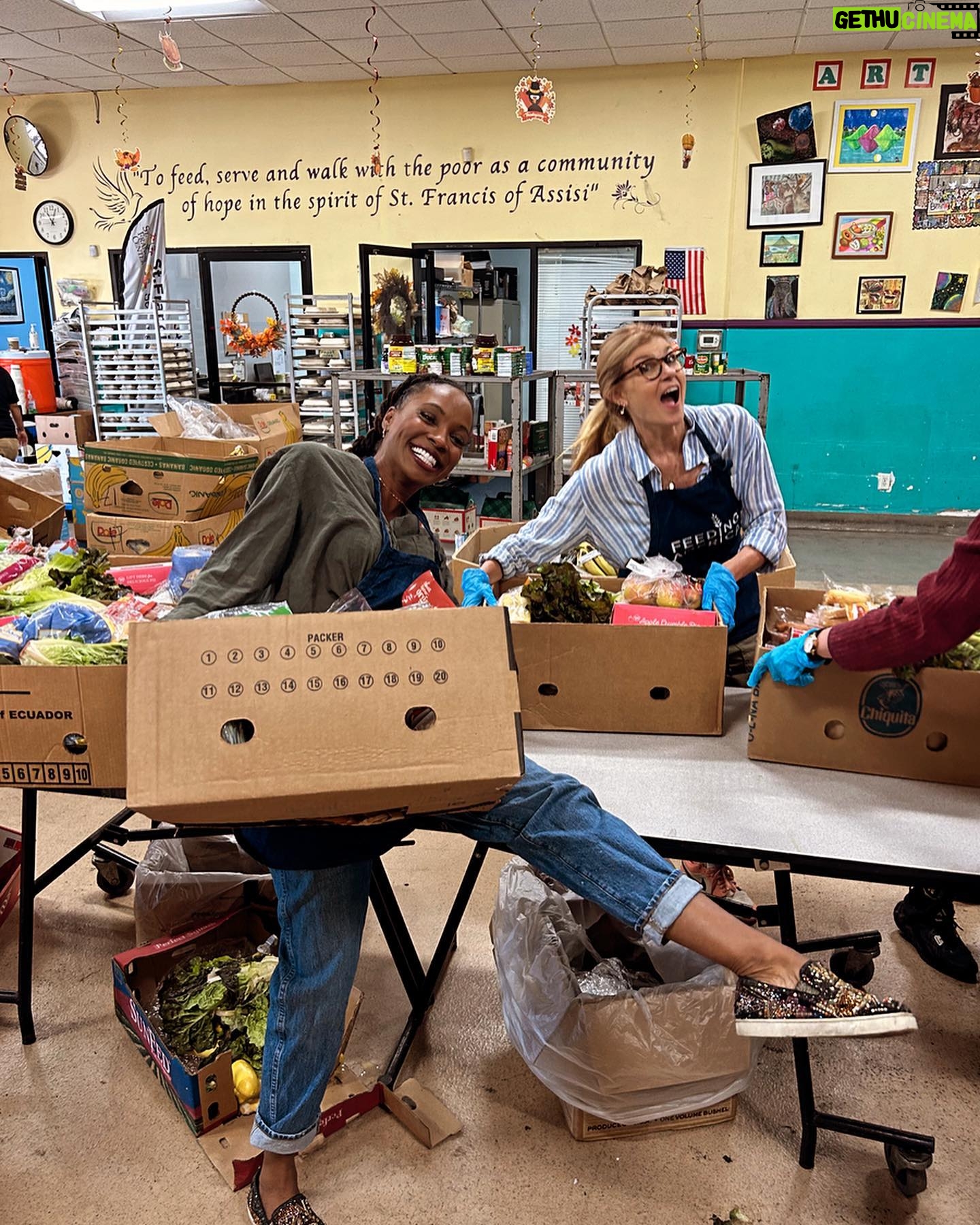 Connie Britton Instagram - It was a privilege for my family to serve a hot Thanksgiving meal and prepare Thanksgiving food boxes for our neighbors here in LA this week with @feedingamerica and @sfcla. And we got to join @shanolahampton and her family too!! If you want to help those in your community who are hungry this holiday season please go to feedingamerica.org/holiday. Happy thanksgiving!!