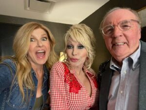 Connie Britton Instagram - Yes I’m aware I look like a crazy person but just look at these people! @dollyparton and @jamespattersonbooks at @sxsw last night. What an honor and a joy to talk to them about their new book, Run Rose Run, and Dolly’s accompanying album. It’s just all too much inspiration in one place. Thank you @sxsw and @blockchaincreativelabs for bringing me into the #Dollyverse!