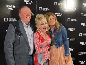 Connie Britton Instagram - Yes I’m aware I look like a crazy person but just look at these people! @dollyparton and @jamespattersonbooks at @sxsw last night. What an honor and a joy to talk to them about their new book, Run Rose Run, and Dolly’s accompanying album. It’s just all too much inspiration in one place. Thank you @sxsw and @blockchaincreativelabs for bringing me into the #Dollyverse!