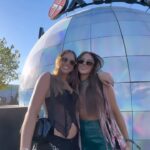 Constanza Piccoli Instagram – Sumando momentos en Lolla junto a @xtremchile & mi partner @romi_piccoli 💜🤟🏼

#LaMochilaOficial #LollapaloozaChile