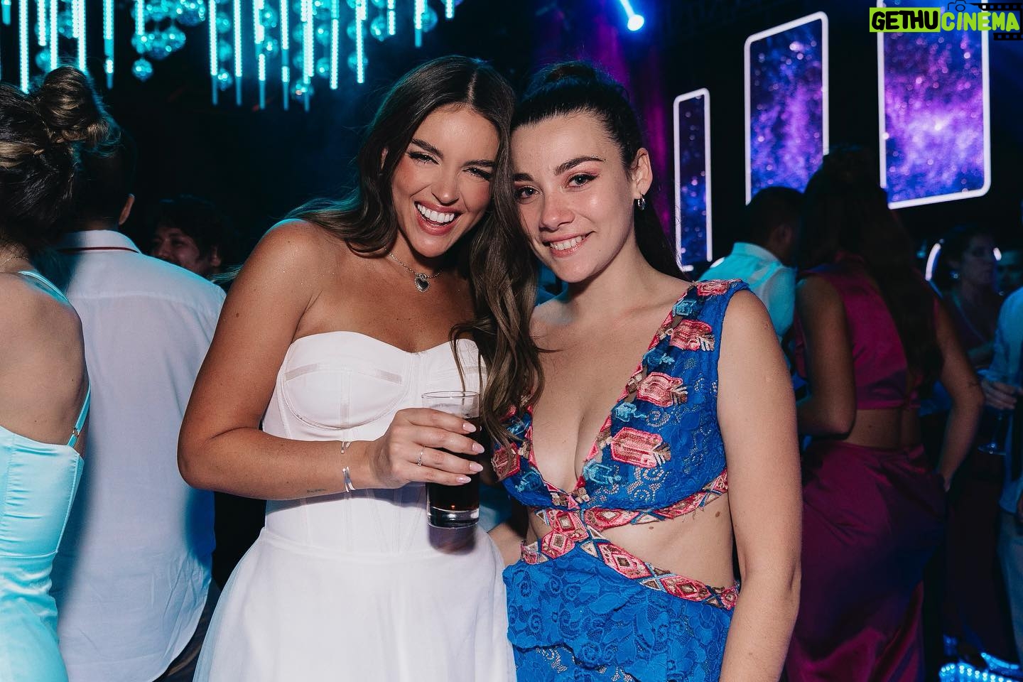 Constanza Piccoli Instagram - Parte II 1. Yo muy feliz con mi vestido de fiesta de @nevadanovias 2. Llena de brillos de @eventospromakeup 👧🏼 3. Con mis amigas hermosas que amo tanto 💕 4. Haciendo el baile que tanto preparamos durante un mes! 5. Muy yo, con mi piscola feliz! 🤣 6. Mi popinaaaaaa @cotacastelblanco 😘 7. Mi @angelicacastro_ de las cosas lindas de mi 2023 ✨ 8. Se ve que me gusta, pero en realidad no me gusta tanto el jagger 😱 9. A punto de tirar el ramo (ame este momento porque miraba para atrás y estaban todas mis amigas muy felices ❤️ 10. Con mi bff que viajo desde NY para compartir este momento conmigo 🫶🏻 Nunca está demás decir GRACIAS ✨