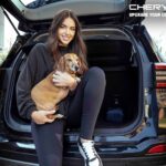 Constanza Piccoli Instagram - Este año @chery_chile me ha acompañado a todos lados!! Hasta China!! Ajajajaj Se viene el verano y ya quiero mostrarles a todos los lugares que visitaremos con el guaton 🐶 😍😍 #CheryUpgradeYourLife