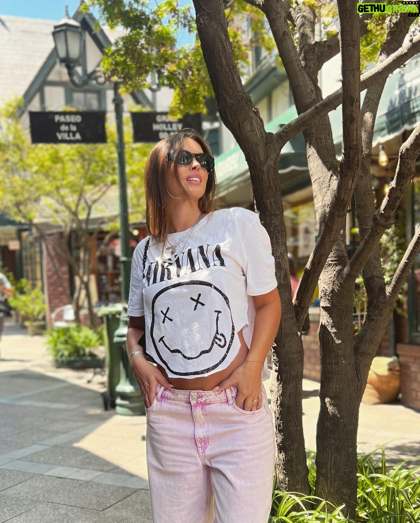 Constanza Piccoli Instagram - Un paseito 🫰🏼 Cuál les gusta más ? 1, 2 o 3?? LOS LEO!! 🌸🤟🏼
