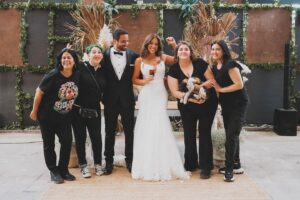 Constanza Piccoli Instagram - Tenía que hacer este post para agradecer a @wedding_planner_chile Andrea, la mona y todo su equipo hicieron que nuestro matrimonio fuera perfecto! 💕
Y en la segunda foto estoy con los artistas de @stellareventos que hicieron un show impactante 🫶🏻

Gracias !!