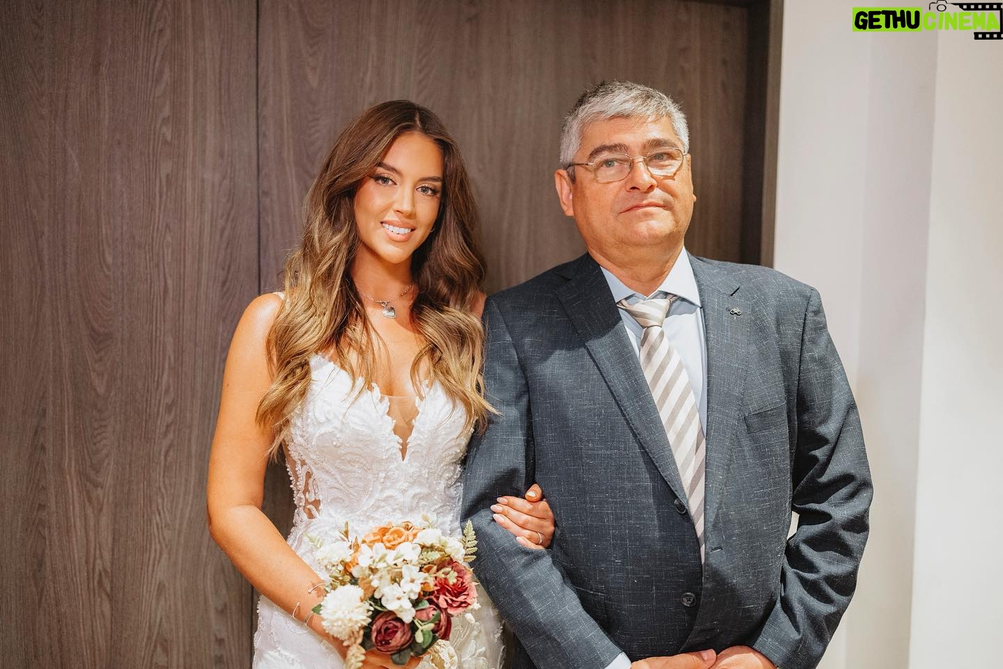 Constanza Piccoli Instagram - PARTE I No quería terminar el año sin compartirles algo del día más feliz de mi 2023 💕 Sólo me queda agradecer y prepararme para el 2024 🎶🫶🏻 👁️ J 👁️ esta es la primera parte de 3! Jejeje Gracias!! ✨ @hilaria.matrimonios @extasis.producciones @djblazechile