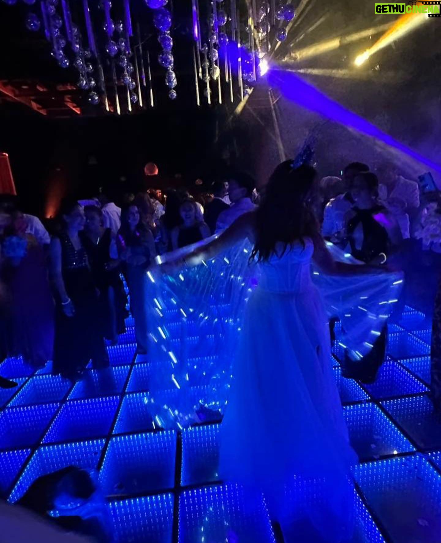 Constanza Piccoli Instagram - GRACIAS!!! ✨✨ Tengo al mejor novio @nicoacha 💕 Mejor lugar @hilaria_matrimonios 🫰🏼 Mejores dj’s @djmanuelsagredo y @djcataflores 🎶 Mejor pista de baile y luces @extasis.producciones @djblazechile 💡 Mejor vestido de novia @nevadanovias 👰🏼♀️ Mejor decoración @wlstudio.cl 🪞 Mejor equipo de organización @wedding_planner_chile 😽 Mejor show @stellareventos 🕺 Mejor glitter bar @eventospromakeup 🌟 Y obvio mejor familia y amig@s!!! Agradezco a todas las personas que hicieron posible que este día fuera Perfecto ✨