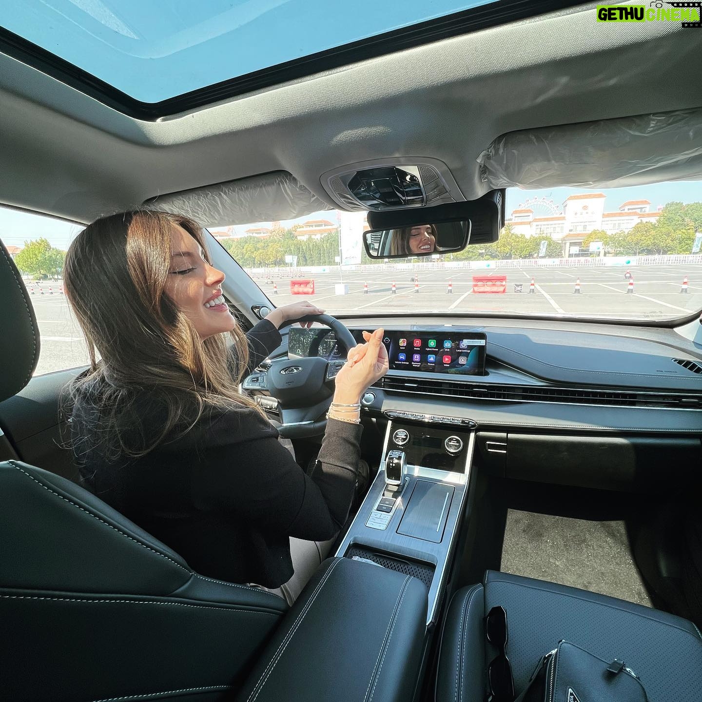Constanza Piccoli Instagram - Día de Test Drive en Wuhu 🇨🇳 me enamoreee de el nuevo Tiggo 8 PRO 😱 Para los que no saben AMO los autos soy media tuerca y esta experiencia fue 1000/10 pude probar todos los modelos nuevos que aún no salen al mercado de @chery_chile 😝