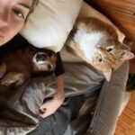 Constanza Piccoli Instagram - Mi familia para siempre 💕🐶 🐈 Tengo MILES de estas fotos jajaj me puse a revisar y literal el 80% de mis selfies son con bambo o el Igna 😍 Gracias por ser mis hijos y amarme tanto todo los días 🧡🫶🏻