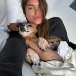 Constanza Piccoli Instagram - Mi familia para siempre 💕🐶 🐈 Tengo MILES de estas fotos jajaj me puse a revisar y literal el 80% de mis selfies son con bambo o el Igna 😍 Gracias por ser mis hijos y amarme tanto todo los días 🧡🫶🏻