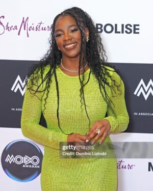 Corinna Brown Instagram - had the best time presenting the @moboawards best female award in association with @sheamoistureuk 
congratulations to all the winners & nominees 💚✨

catch the show highlights this Friday on bbc 1😘

styled by: @ewm_stylist 
face beat by: @flyyzilla