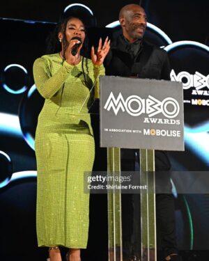 Corinna Brown Instagram - had the best time presenting the @moboawards best female award in association with @sheamoistureuk 
congratulations to all the winners & nominees 💚✨

catch the show highlights this Friday on bbc 1😘

styled by: @ewm_stylist 
face beat by: @flyyzilla
