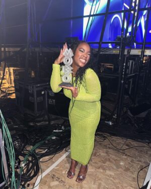 Corinna Brown Instagram - had the best time presenting the @moboawards best female award in association with @sheamoistureuk 
congratulations to all the winners & nominees 💚✨

catch the show highlights this Friday on bbc 1😘

styled by: @ewm_stylist 
face beat by: @flyyzilla
