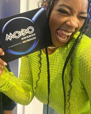 Corinna Brown Instagram - had the best time presenting the @moboawards best female award in association with @sheamoistureuk 
congratulations to all the winners & nominees 💚✨

catch the show highlights this Friday on bbc 1😘

styled by: @ewm_stylist 
face beat by: @flyyzilla