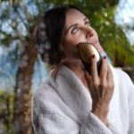 Courteney Cox Instagram - I’m obsessed with taking care of my skin! So, I was excited to find the Sonic Facial Roller and Sonic Thermo Facial Brush from high tech, dermatologist backed brand @geske.beauty.tech. They are so easy to use and also have a free app that uses AI to customize your routine for your specific skin care needs. I’m in! #ad #geske CD/📷: @emily.bh_ LD: @samuel._lynch