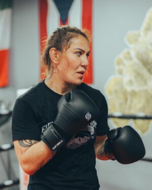 Cristiane Justino Instagram - 🤲 Isaiah 6:8 “Here am I! Send me” —Excited to be blessed with the opportunity to challenge myself again in the sport of Professional Boxing. Hope to meet all my Cyborg Nation fans fight night. 🙏🏽 @onlyfans 
🇧🇷🇧🇷🇧🇷🇧🇷🇧🇷🇧🇷🇧🇷
🤲 Isaías 6:8 “Aqui estou! Envie-me” —Animada por ser abençoada com a oportunidade de me desafiar novamente no esporte do Boxe Profissional. Espero conhecer todos os meus fãs da Nação Cyborg na noite da luta. 🙏🏽