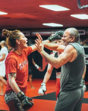Cristiane Justino Instagram - Learning lots of new tools and tricks thanks to @mmacoachwink and the team @jacksonwink_mma I am getting excited for Green Bay Fight Night 🥊 
🇧🇷🇧🇷🇧🇷🇧🇷🇧🇷🇧🇷🇧🇷
Aprendendo muitas ferramentas e truques novos graças a Coach Winklejohn e à equipe Jackson Wink mma , estou animado para o Green Bay Fight Night 🥊