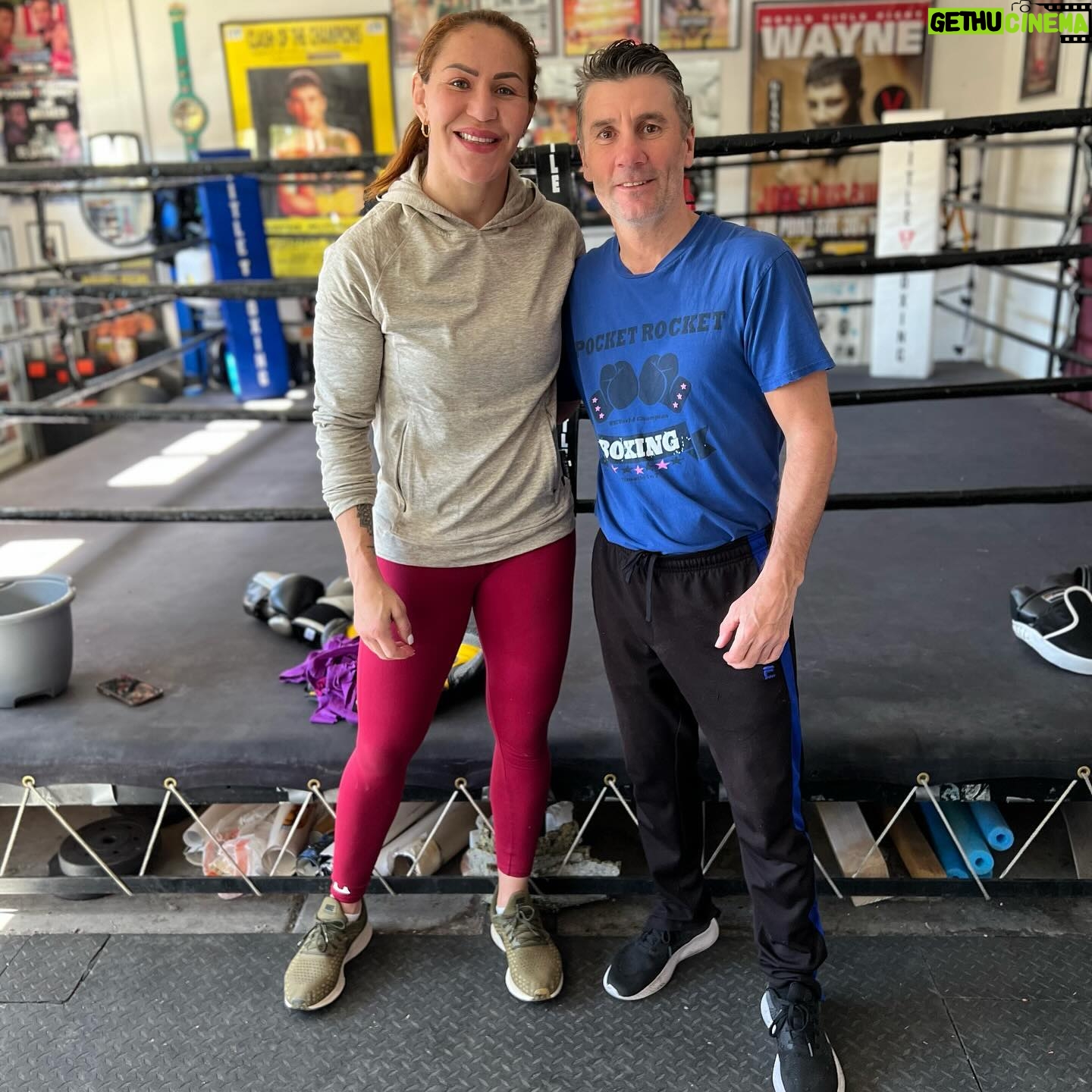 Cristiane Justino Instagram - Great work today in Las Vegas with legendary Irish fighter @waynemccullough who was the first WBC Boxing champion from Belfast Northern Ireland. 🙏🏽❤️ 🇧🇷🇧🇷🇧🇷🇧🇷🇧🇷🇧🇷🇧🇷 Ótimo trabalho hoje em Las Vegas com o lendário lutador irlandês @waynemccullough, que foi o primeiro campeão WBC de boxe de Belfast, Irlanda do Norte. 🙏🏽❤️