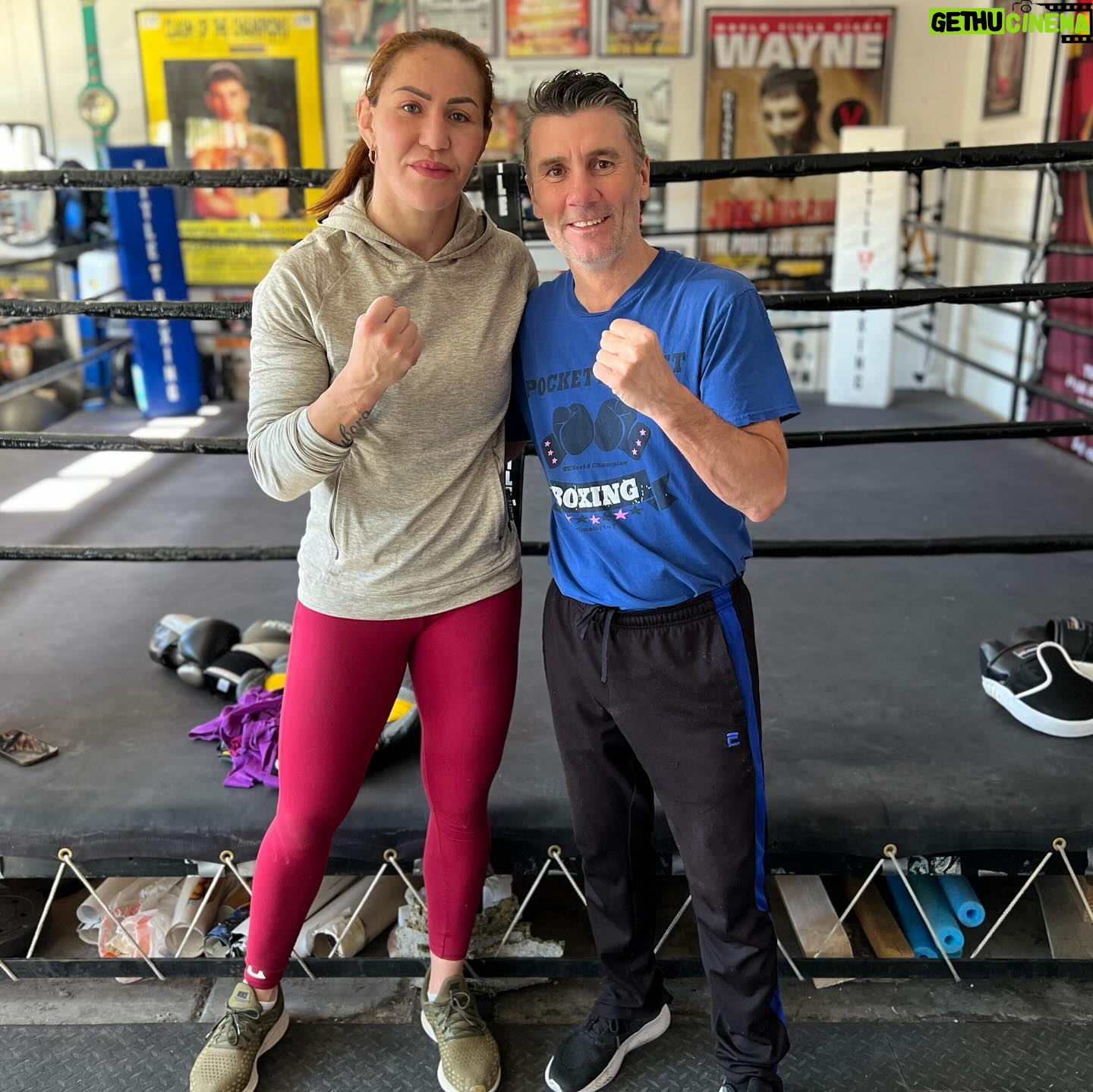 Cristiane Justino Instagram - Great work today in Las Vegas with legendary Irish fighter @waynemccullough who was the first WBC Boxing champion from Belfast Northern Ireland. 🙏🏽❤️ 🇧🇷🇧🇷🇧🇷🇧🇷🇧🇷🇧🇷🇧🇷 Ótimo trabalho hoje em Las Vegas com o lendário lutador irlandês @waynemccullough, que foi o primeiro campeão WBC de boxe de Belfast, Irlanda do Norte. 🙏🏽❤️