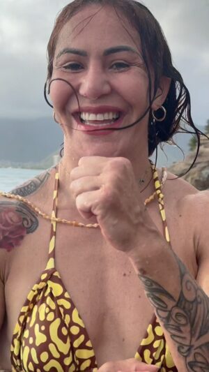 Cristiane Justino Instagram - CROSS THE SEA LIKE A BIRD. / ‘AU I KE KAI ME HE MANU ALA.”

❤️ #hawaii

Atravesse o mar como um pássaro. / ‘AU I KE KAI ME HE MANU ALA.”