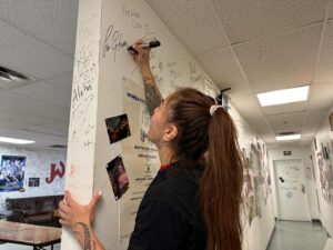 Cristiane Justino Instagram - Grand Slam Champ is Here. Welcome to Albuquerque @criscyborg. One more GOAT 🐐 on The Walls!!!
.
.
#criscyborg #ufc #bellator #strikeforce #invicta #champipn #goat #jacksonwink #mma #fight #camp #albuquerque #newmexico