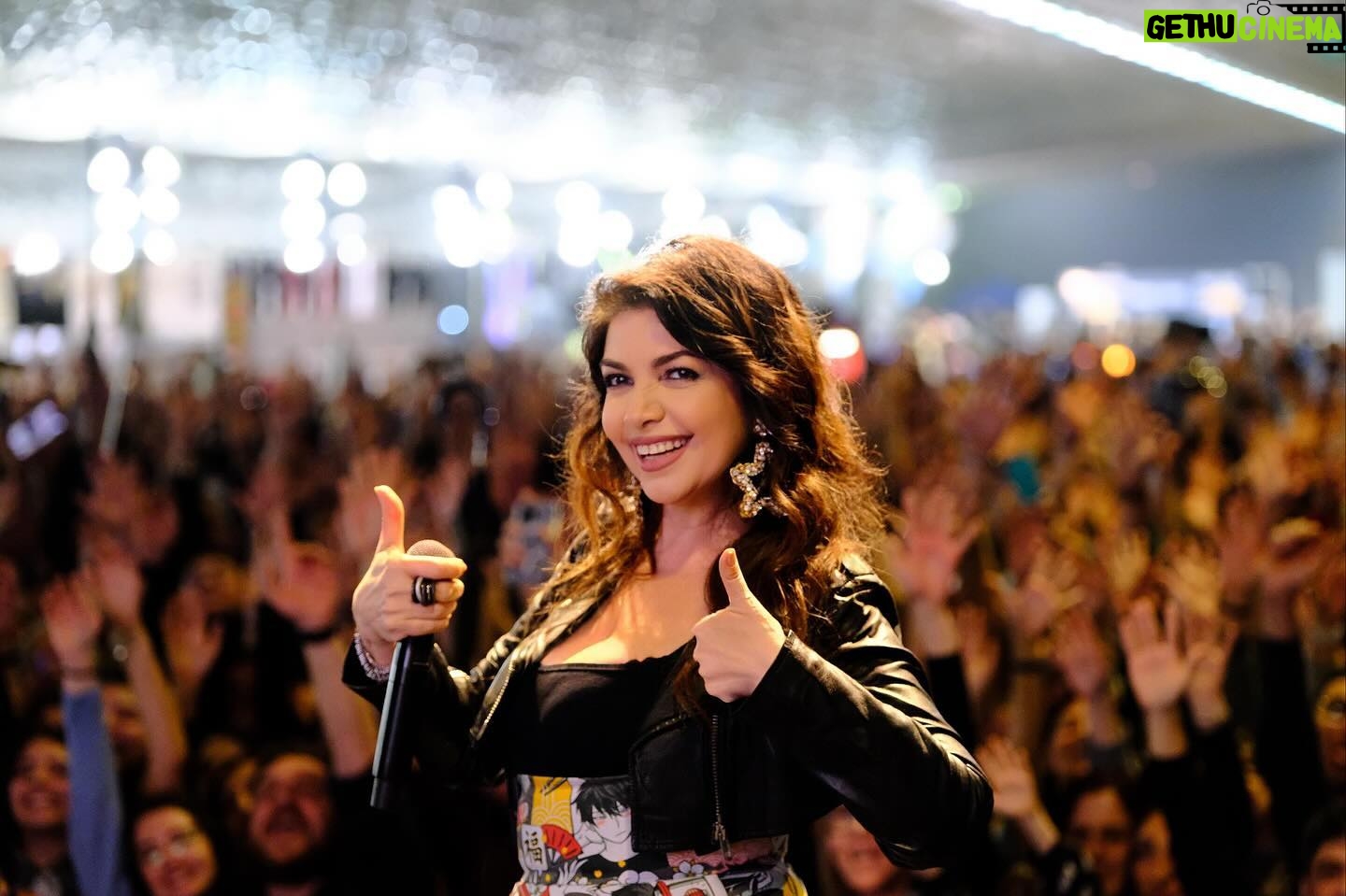 Cristina D'Avena Instagram - A chiudere la prima sfavillante edizione di #Megacon lo show musicale della regina Cristina D’Avena - @cristinadavenaofficial 🧚🏻 La magia della musica unita alla magia dei ricordi della nostra infanzia hanno dato luogo a un risultato unico: un megacon esplosivo 💥 Abbiamo urlato, cantato, saltato e ci siamo divertiti come pazzi con le colonne sonore che hanno reso indimenticabile l’infanzia di tutti 🎶 Grazie mille per l’affetto dimostrato in questi giorni, non vediamo già l’ora di vedervi per la prossima edizione!💗