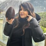 Cristina D’Avena Instagram – 🎉 Tanti auguri di buona Pasqua! Che sia una giornata piena di amore, uova colorate e risate contagiose! 🐰🥚🍫 Divertitevi un sacco e non mangiate troppa cioccolata (o forse sì, tanto è Pasqua)! 🐣🌷