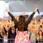 Cristina D'Avena Instagram - Qua abbiamo ancora le lacrime agli occhi 🥹 Grazie a Cristina - @cristinadavenaofficial per il bellissimo spettacolo 🎤 Con la sua voce fatata ci ha fatto ritornare a quei momenti in cui la nostra unica preoccupazione era quella di non perdersi la nuova puntata dei nostri eroi in tv 🧚‍♀️📺 Tutto questo è #Gamics ✨🚀