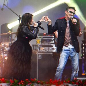 Cristina D'Avena Instagram - Grazie di cuore a tutti! 😍 Durante il concerto di ieri ci siamo divertiti tantissimo e Viareggio mi ha accolto con tanto amore...❤️ Cantare le nostre sigle preferite è sempre emozionante. Un ringraziamento speciale alla grandissima @elisabetta.sgarbi 🌟❤️ @lamilanesiana_elisabettasgarbi