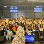 Cristina D'Avena Instagram - E con la magnifica voce di @cristinadavenaofficial si conclude anche questa meravigliosa edizione di #NerdShow 🌙🚀🛰️ Grazie a tutti per essere stati con noi! Vi aspettiamo alla prossima edizione 🫶🏻