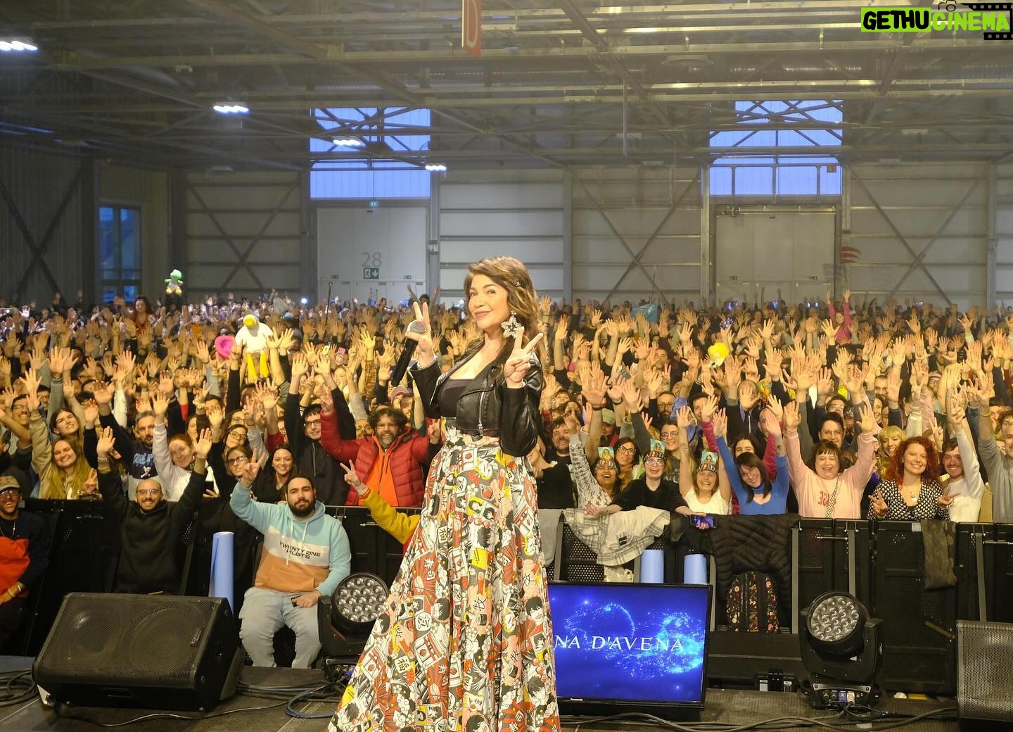 Cristina D'Avena Instagram - E con la magnifica voce di @cristinadavenaofficial si conclude anche questa meravigliosa edizione di #NerdShow πππ°οΈ Grazie a tutti per essere stati con noi! Vi aspettiamo alla prossima edizione π«Άπ»