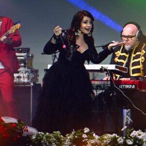 Cristina D'Avena Instagram - Grazie di cuore a tutti! 😍 Durante il concerto di ieri ci siamo divertiti tantissimo e Viareggio mi ha accolto con tanto amore...❤️ Cantare le nostre sigle preferite è sempre emozionante. Un ringraziamento speciale alla grandissima @elisabetta.sgarbi 🌟❤️ @lamilanesiana_elisabettasgarbi