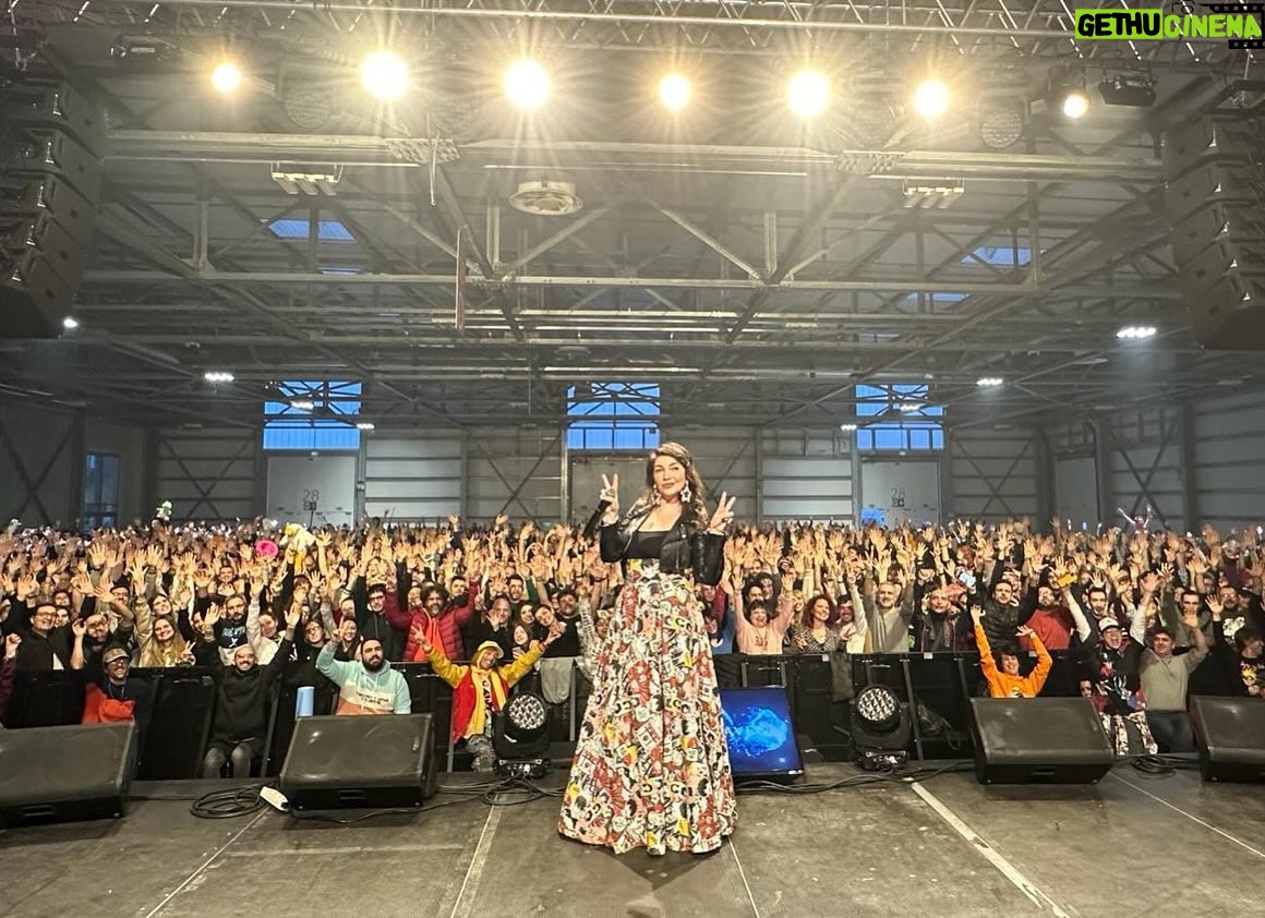 Cristina D'Avena Instagram - E con la magnifica voce di @cristinadavenaofficial si conclude anche questa meravigliosa edizione di #NerdShow πππ°οΈ Grazie a tutti per essere stati con noi! Vi aspettiamo alla prossima edizione π«Άπ»