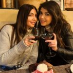 Cristina D’Avena Instagram – Cin cin a voi dalle sisters! ✨✨