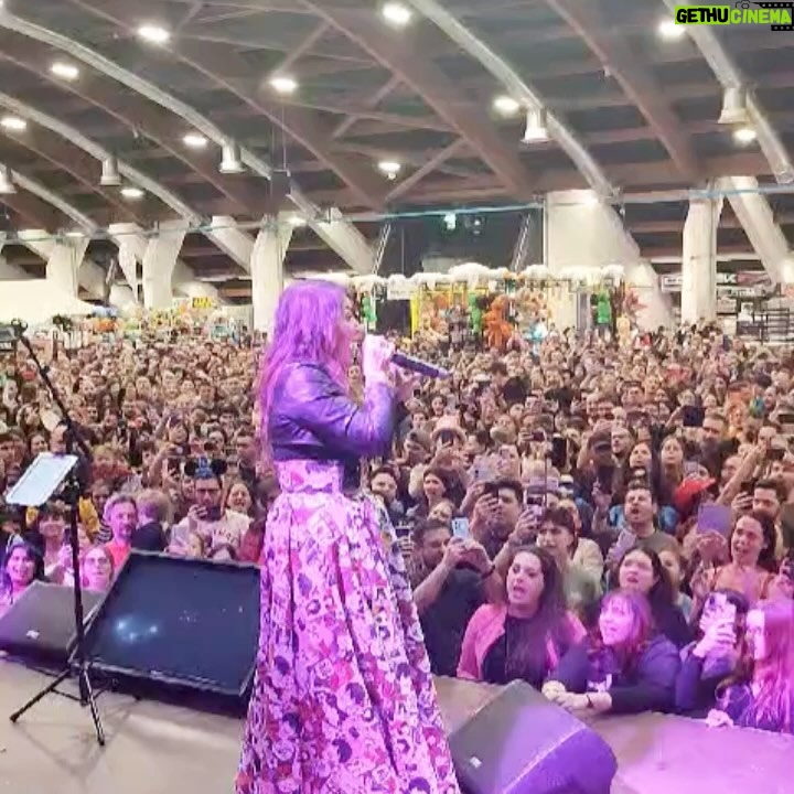 Cristina D'Avena Instagram - Grazie Udine! ✨✨ Ieri siete stati meravigliosi! 🤩 @fieredelfumetto Vi aspetto oggi al carnevale di Santarcangelo di Romagna (RN)! 🫶🫶