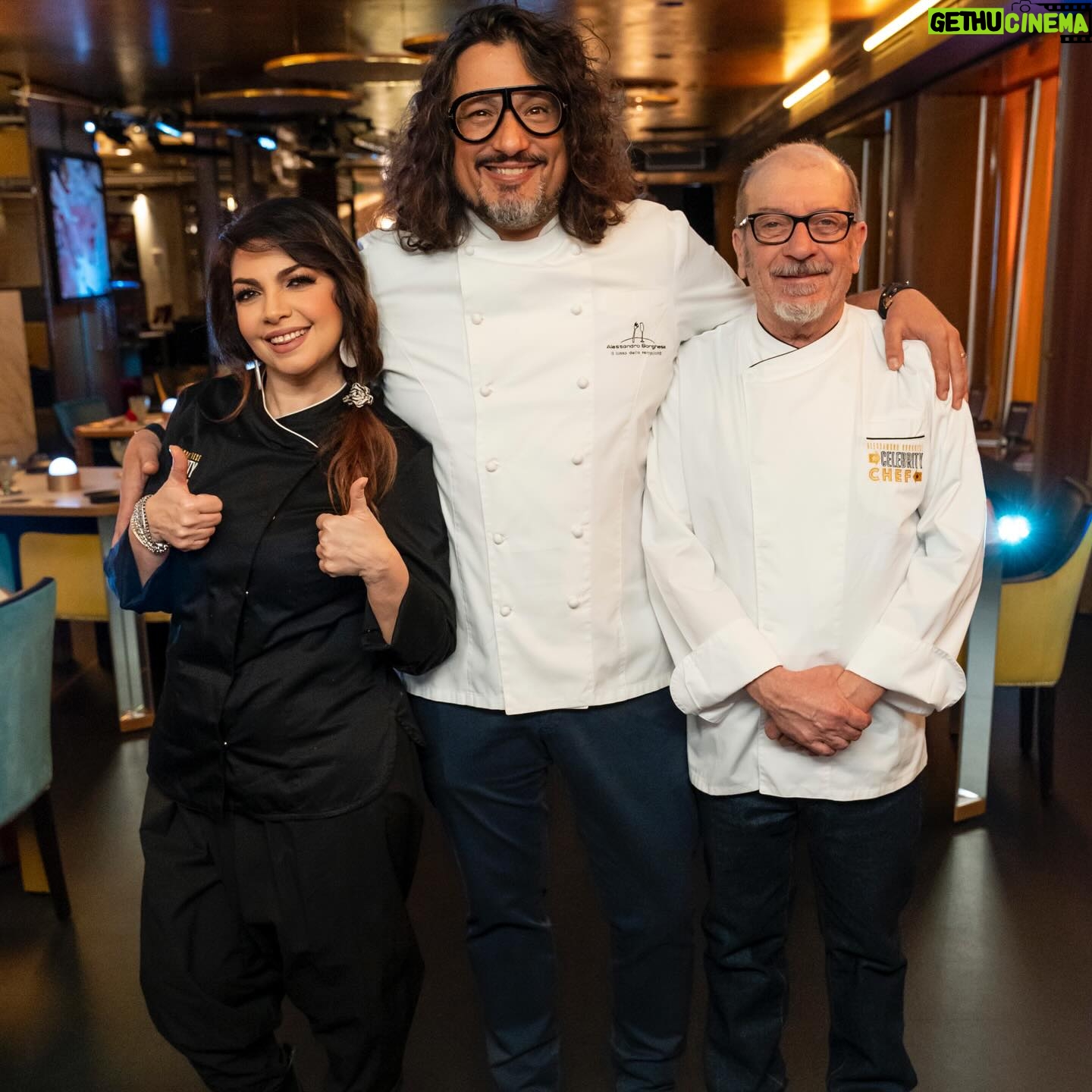 Cristina D'Avena Instagram - ๐ณ๐ Questa sera la vostra Cri Cri diventa Chef! ๐... Sfiderรฒ il mio amico @dario.vergassola.official e @borgheseale sarร il padrone di casa...Sintonizzatevi alle 21.30 su @tv8it per una serata all'insegna del divertimento e della buona cucina... O almeno spero! ๐บ๐จโ๐ณ #celebritychef ๐ @filippomakeup
