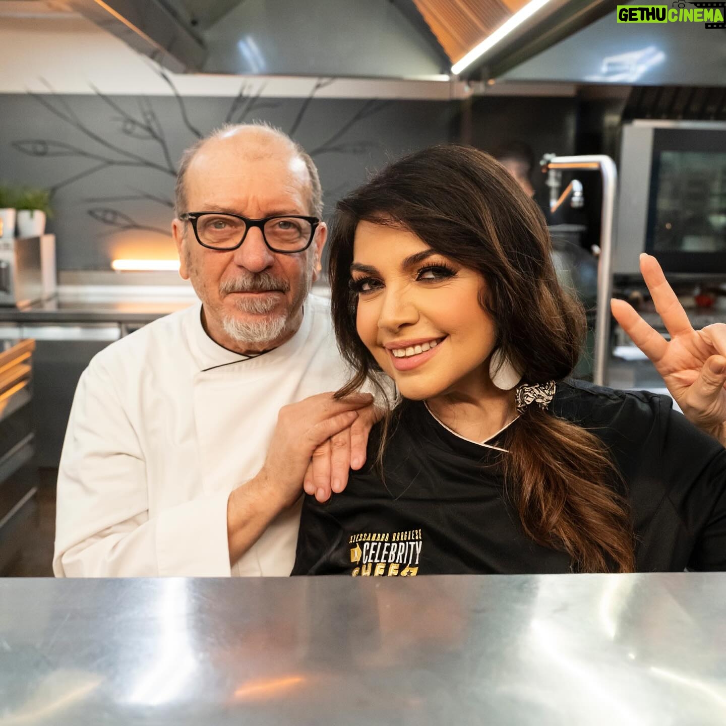 Cristina D'Avena Instagram - ๐ณ๐ Questa sera la vostra Cri Cri diventa Chef! ๐... Sfiderรฒ il mio amico @dario.vergassola.official e @borgheseale sarร il padrone di casa...Sintonizzatevi alle 21.30 su @tv8it per una serata all'insegna del divertimento e della buona cucina... O almeno spero! ๐บ๐จโ๐ณ #celebritychef ๐ @filippomakeup