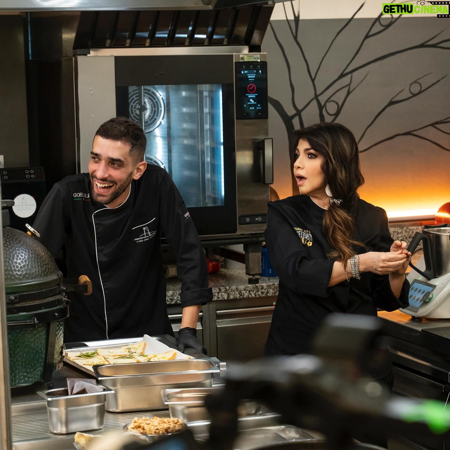 Cristina D'Avena Instagram - ๐ณ๐ Questa sera la vostra Cri Cri diventa Chef! ๐... Sfiderรฒ il mio amico @dario.vergassola.official e @borgheseale sarร il padrone di casa...Sintonizzatevi alle 21.30 su @tv8it per una serata all'insegna del divertimento e della buona cucina... O almeno spero! ๐บ๐จโ๐ณ #celebritychef ๐ @filippomakeup